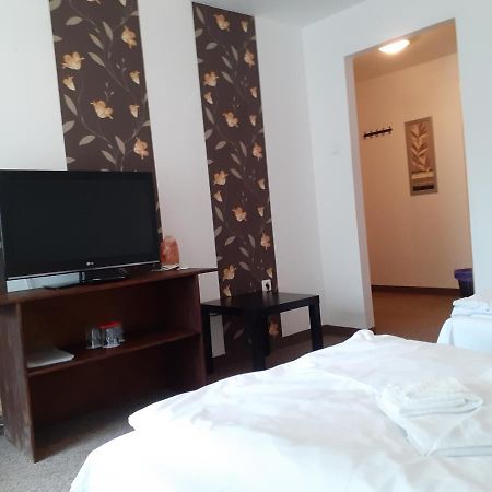 Tavi Panzio Es Etterem Bed & Breakfast Veresegyház Екстериор снимка