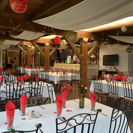 Tavi Panzio Es Etterem Bed & Breakfast Veresegyház Екстериор снимка