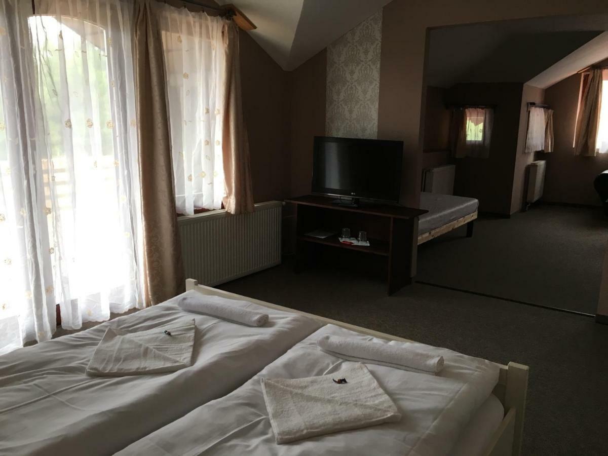 Tavi Panzio Es Etterem Bed & Breakfast Veresegyház Екстериор снимка
