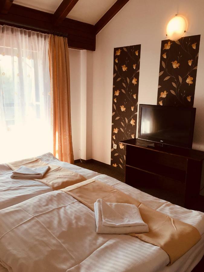 Tavi Panzio Es Etterem Bed & Breakfast Veresegyház Екстериор снимка