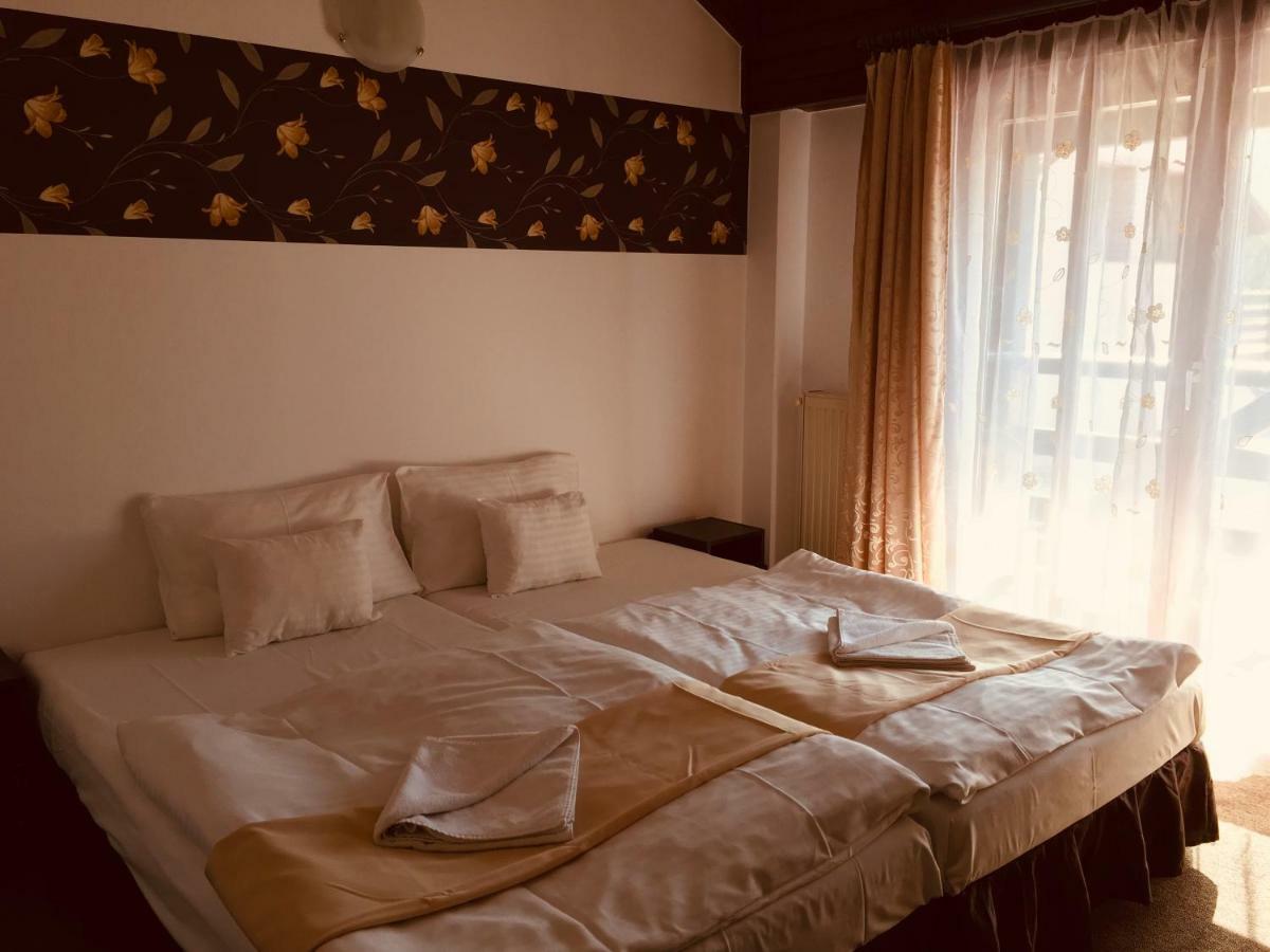 Tavi Panzio Es Etterem Bed & Breakfast Veresegyház Екстериор снимка