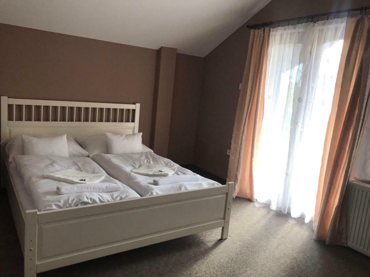 Tavi Panzio Es Etterem Bed & Breakfast Veresegyház Екстериор снимка