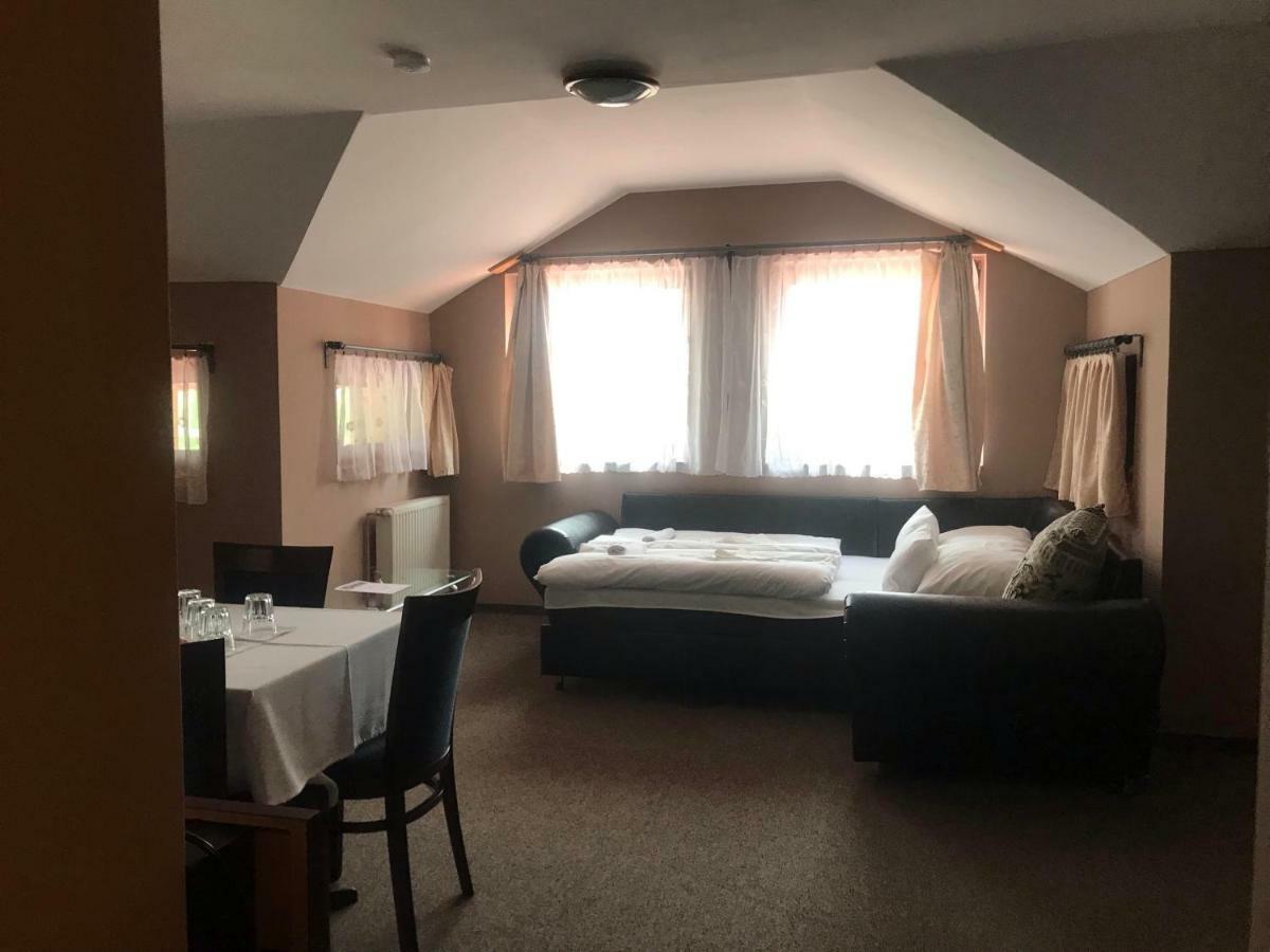 Tavi Panzio Es Etterem Bed & Breakfast Veresegyház Екстериор снимка