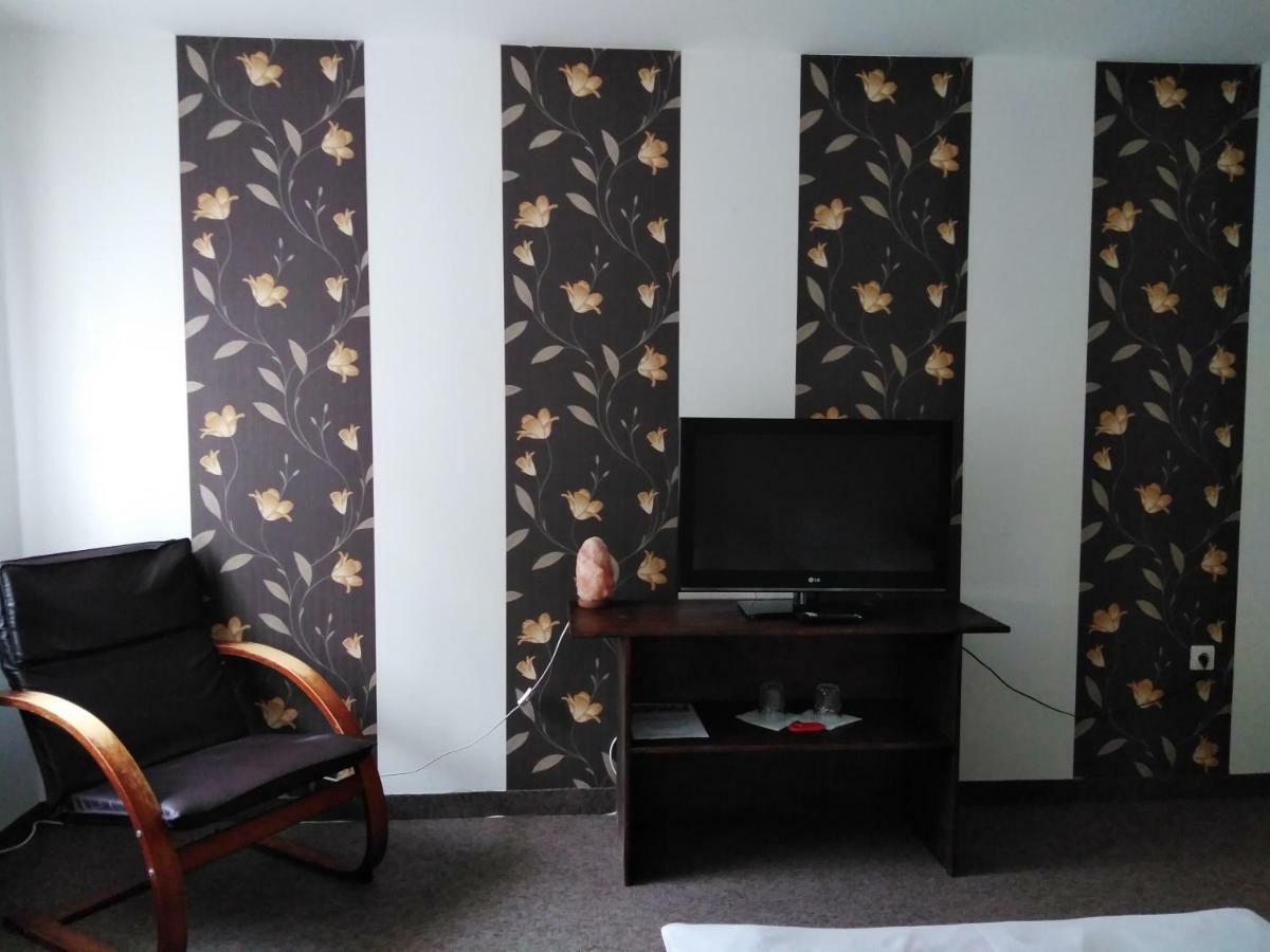 Tavi Panzio Es Etterem Bed & Breakfast Veresegyház Екстериор снимка