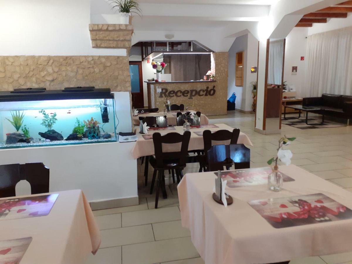Tavi Panzio Es Etterem Bed & Breakfast Veresegyház Екстериор снимка