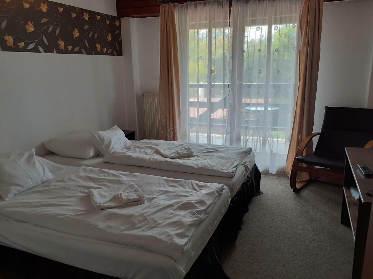 Tavi Panzio Es Etterem Bed & Breakfast Veresegyház Екстериор снимка