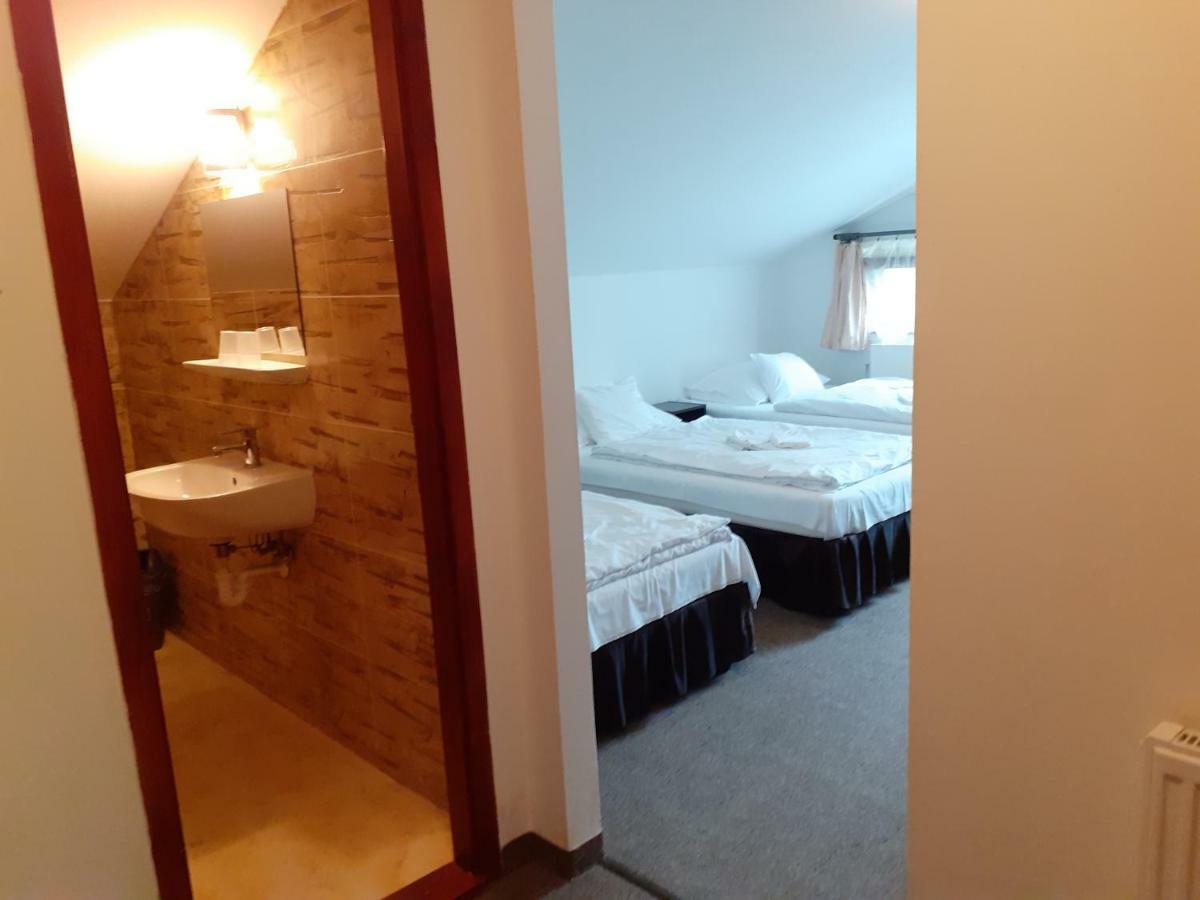 Tavi Panzio Es Etterem Bed & Breakfast Veresegyház Екстериор снимка