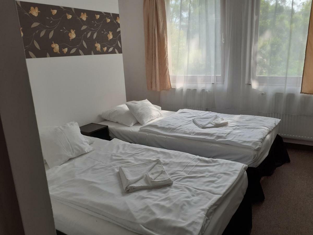 Tavi Panzio Es Etterem Bed & Breakfast Veresegyház Екстериор снимка