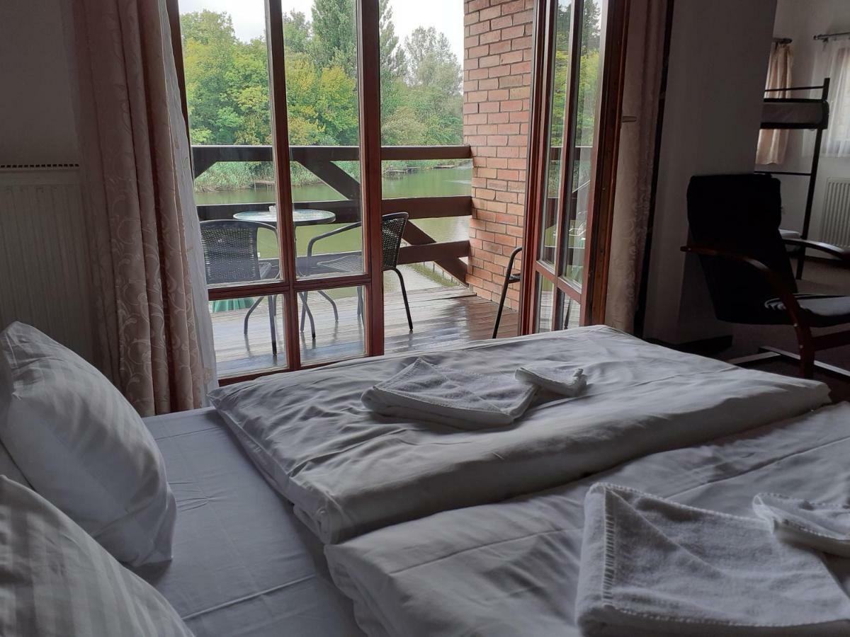 Tavi Panzio Es Etterem Bed & Breakfast Veresegyház Екстериор снимка