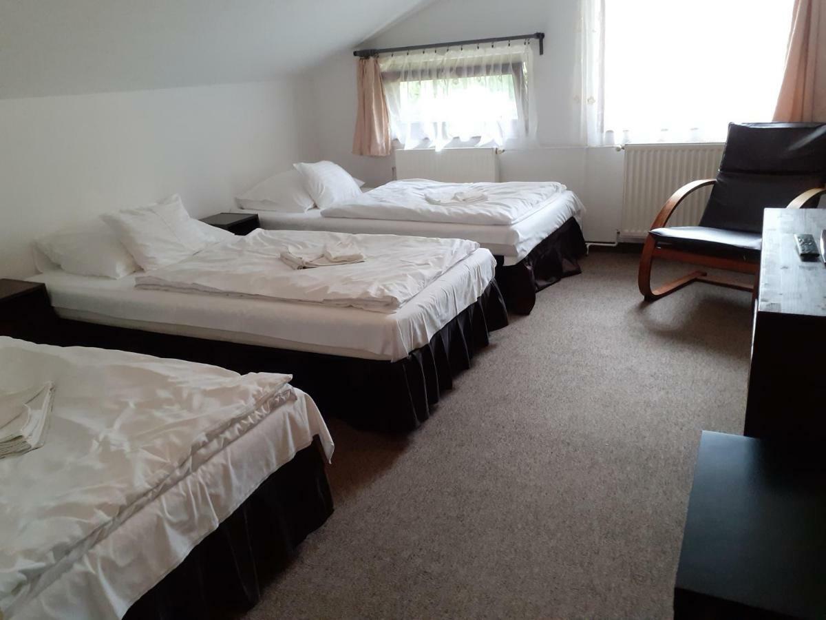 Tavi Panzio Es Etterem Bed & Breakfast Veresegyház Екстериор снимка