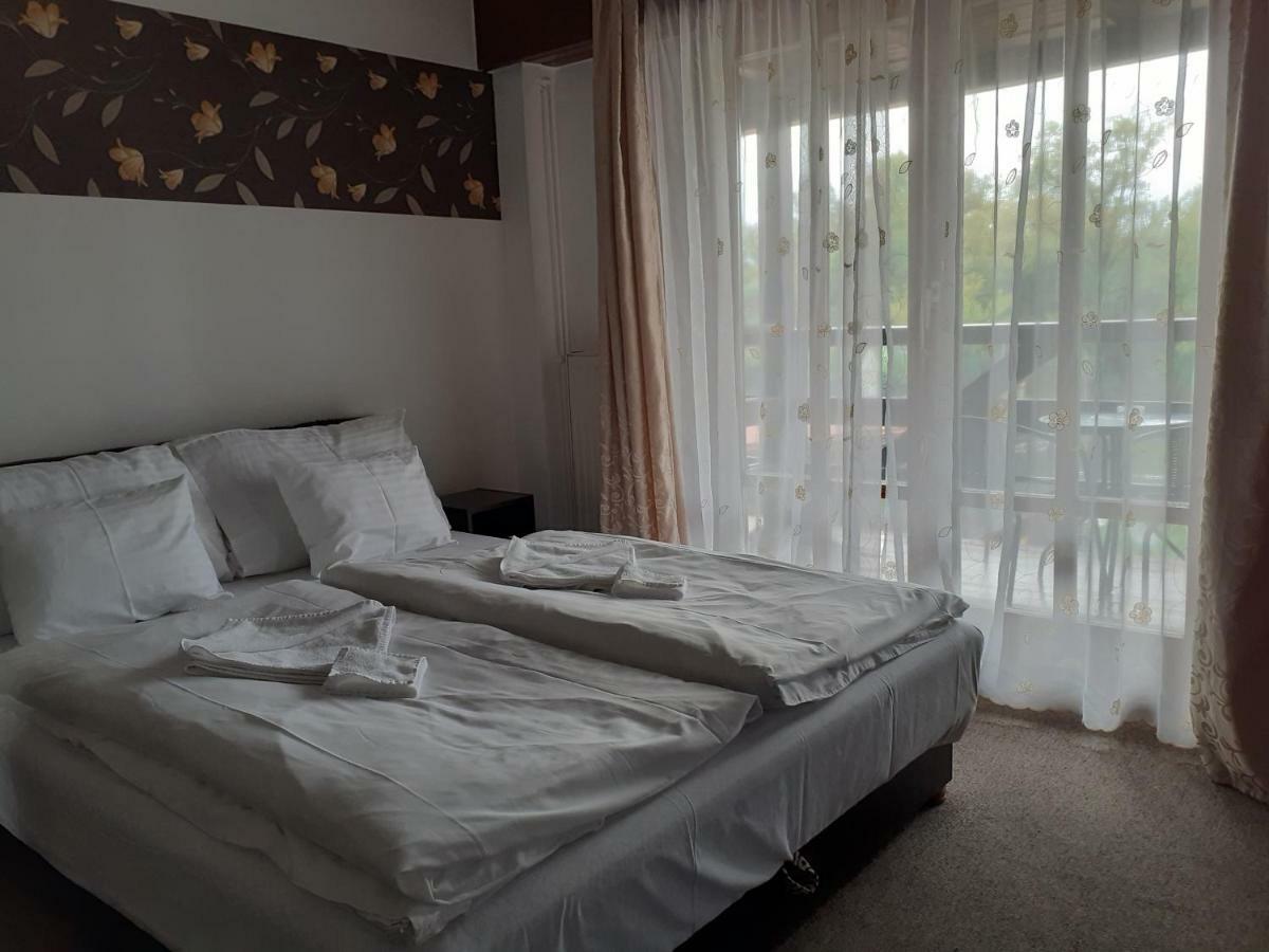 Tavi Panzio Es Etterem Bed & Breakfast Veresegyház Екстериор снимка