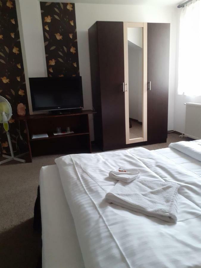 Tavi Panzio Es Etterem Bed & Breakfast Veresegyház Екстериор снимка