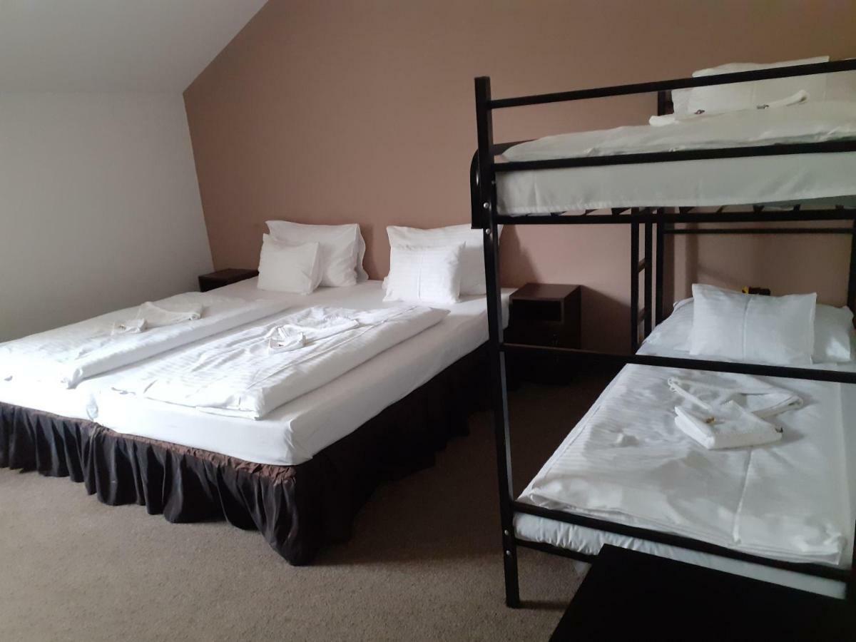 Tavi Panzio Es Etterem Bed & Breakfast Veresegyház Екстериор снимка