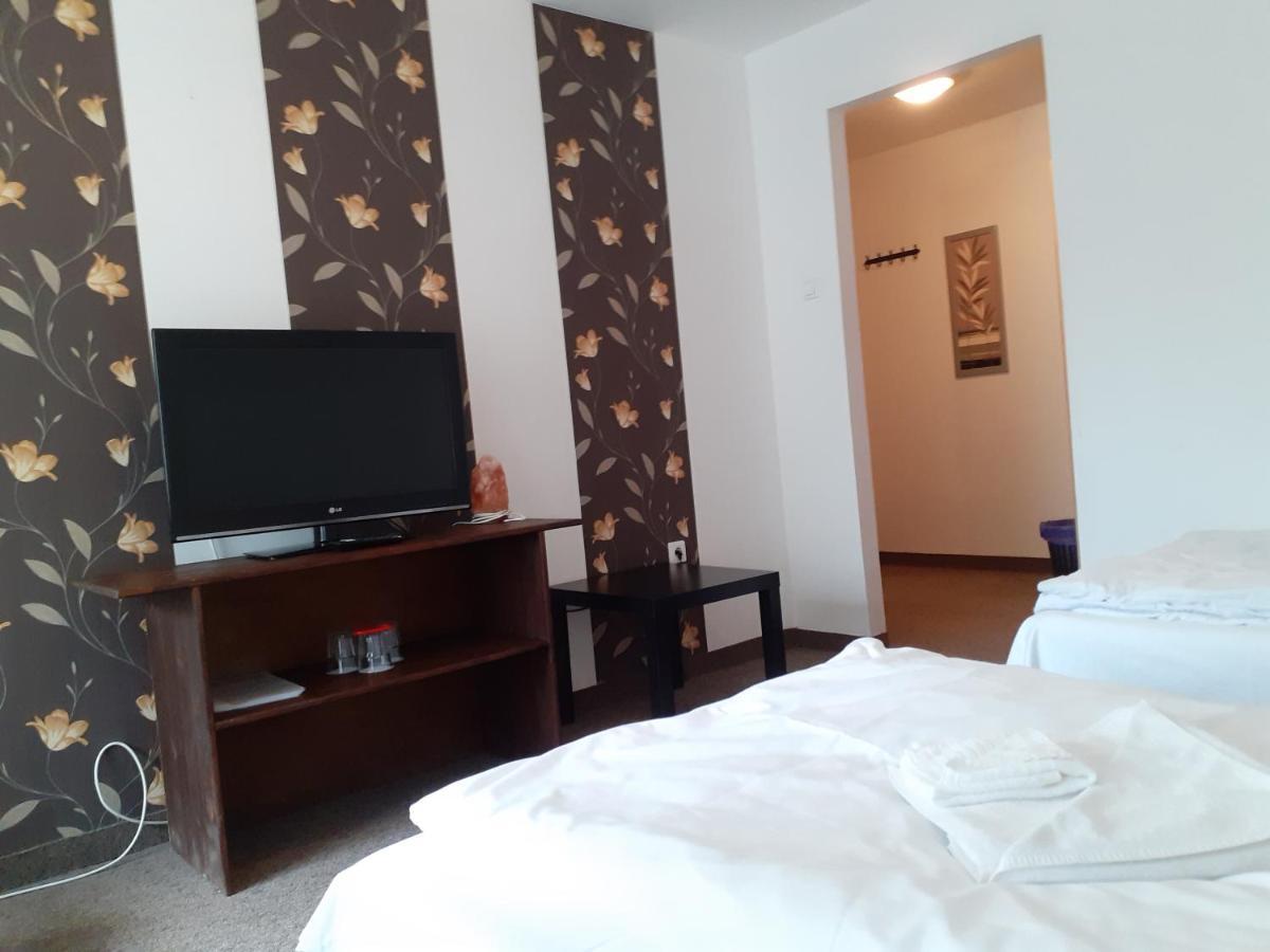 Tavi Panzio Es Etterem Bed & Breakfast Veresegyház Екстериор снимка